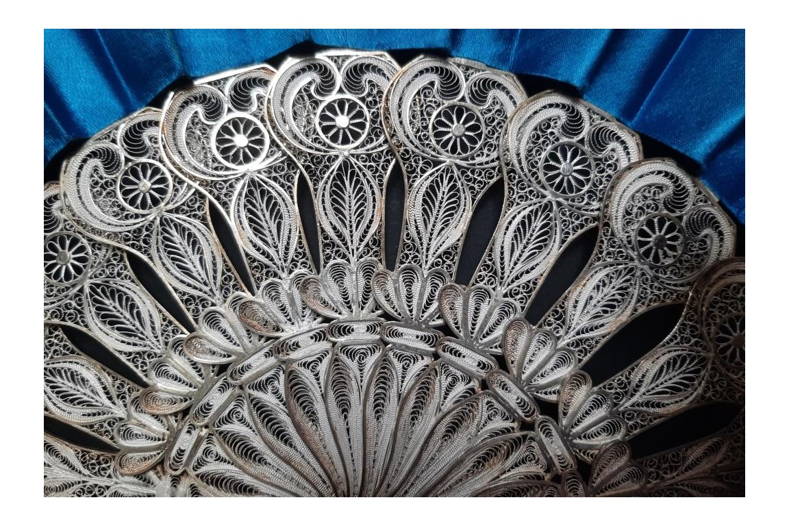 Bleu d'argent, éventail vers 1900