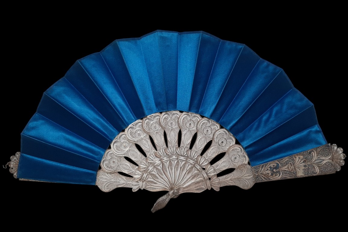 Bleu d'argent, éventail vers 1900