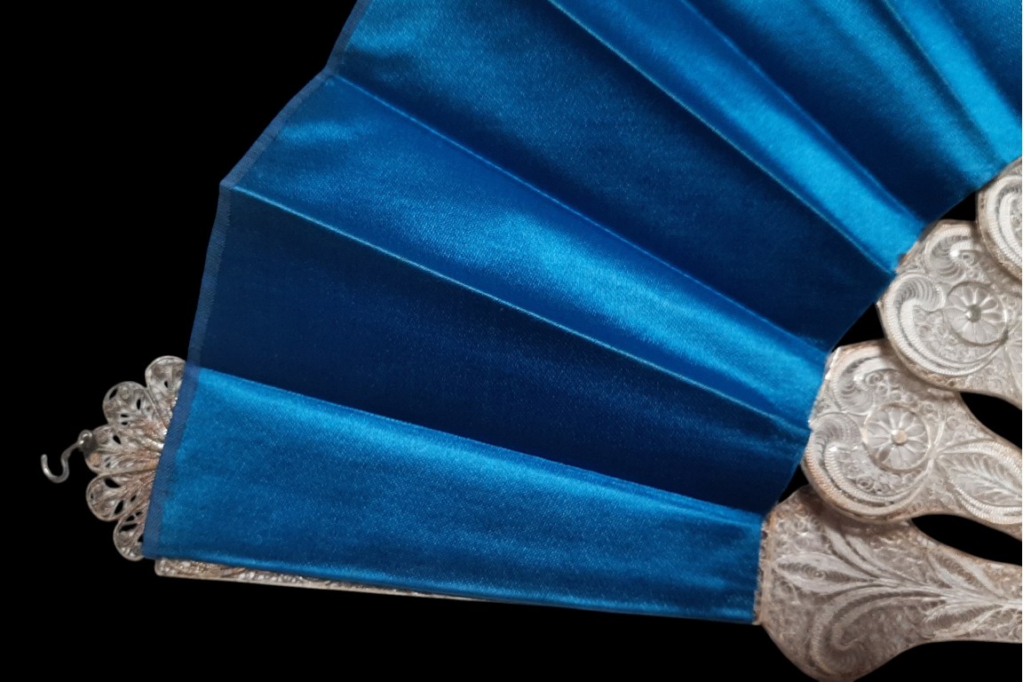 Bleu d'argent, éventail vers 1900