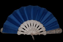 Bleu d'argent, éventail vers 1900