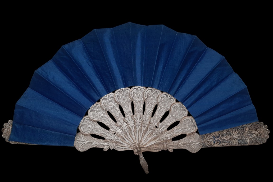 Bleu d'argent, éventail vers 1900