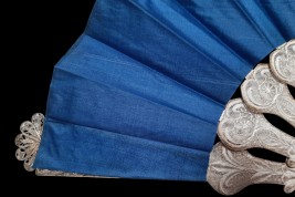 Bleu d'argent, éventail vers 1900