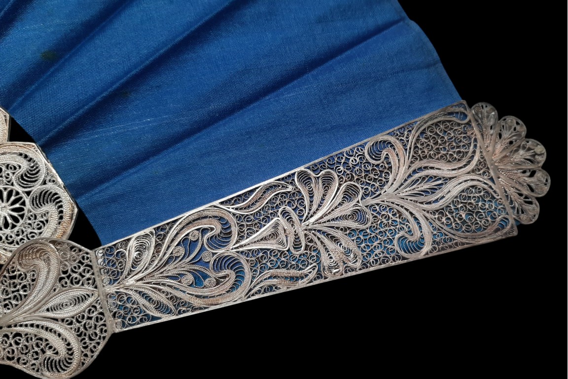 Bleu d'argent, éventail vers 1900