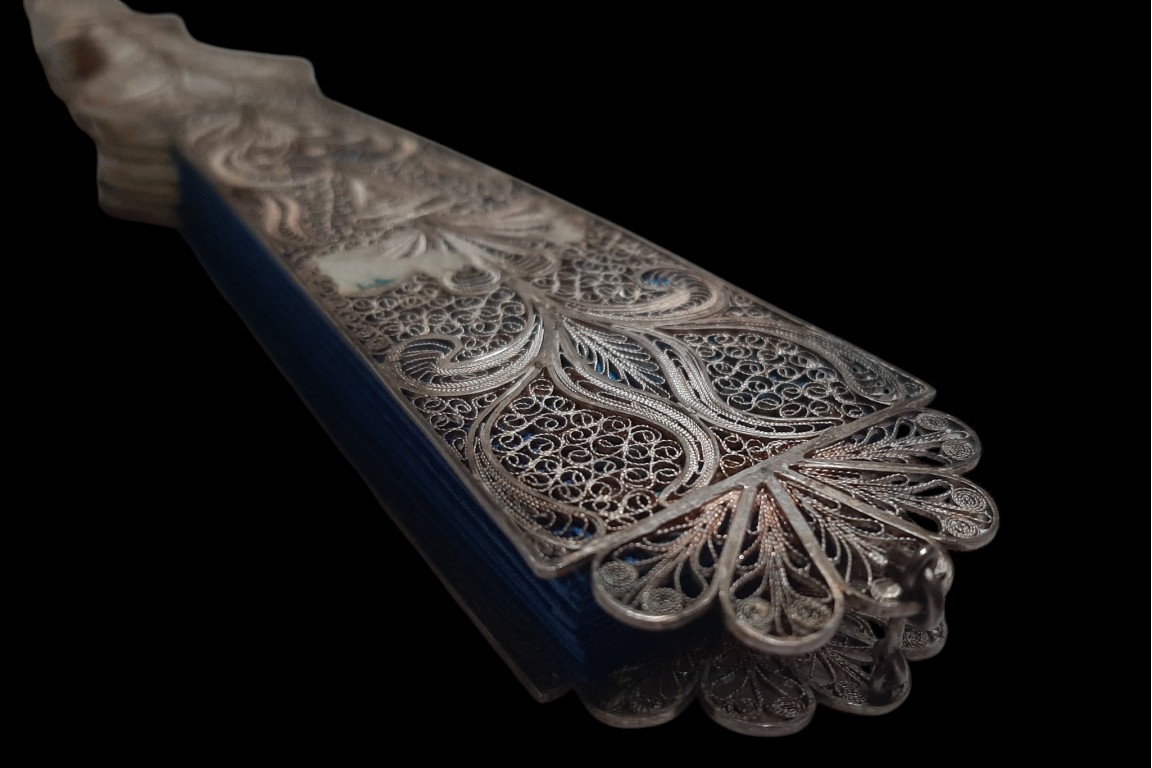Bleu d'argent, éventail vers 1900