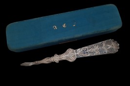 Bleu d'argent, éventail vers 1900