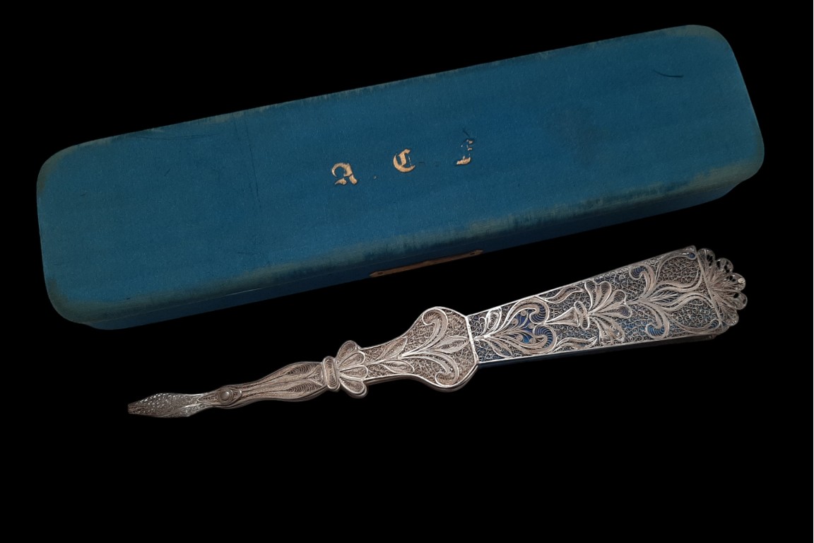 Bleu d'argent, éventail vers 1900