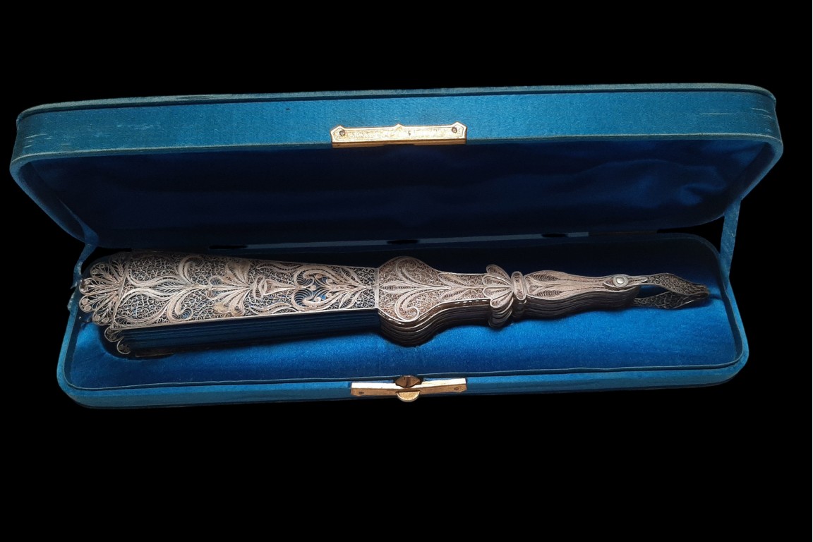 Bleu d'argent, éventail vers 1900