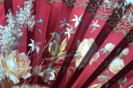 Fleurs rouges et or, éventail vers 1890