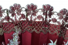Fleurs rouges et or, éventail vers 1890