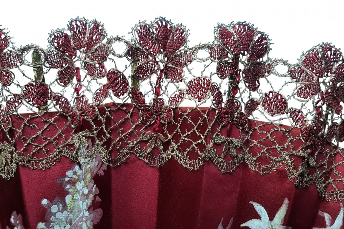 Fleurs rouges et or, éventail vers 1890