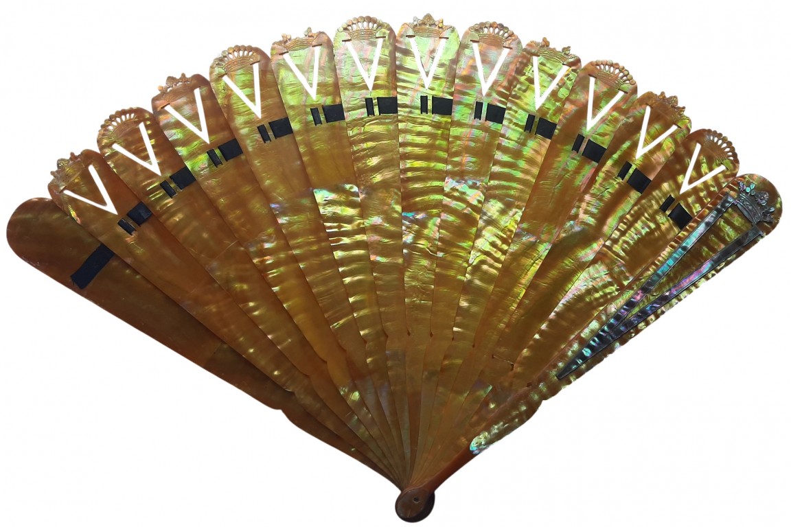 Comtesse et Marquise jaune, éventail fin XIXe siècle