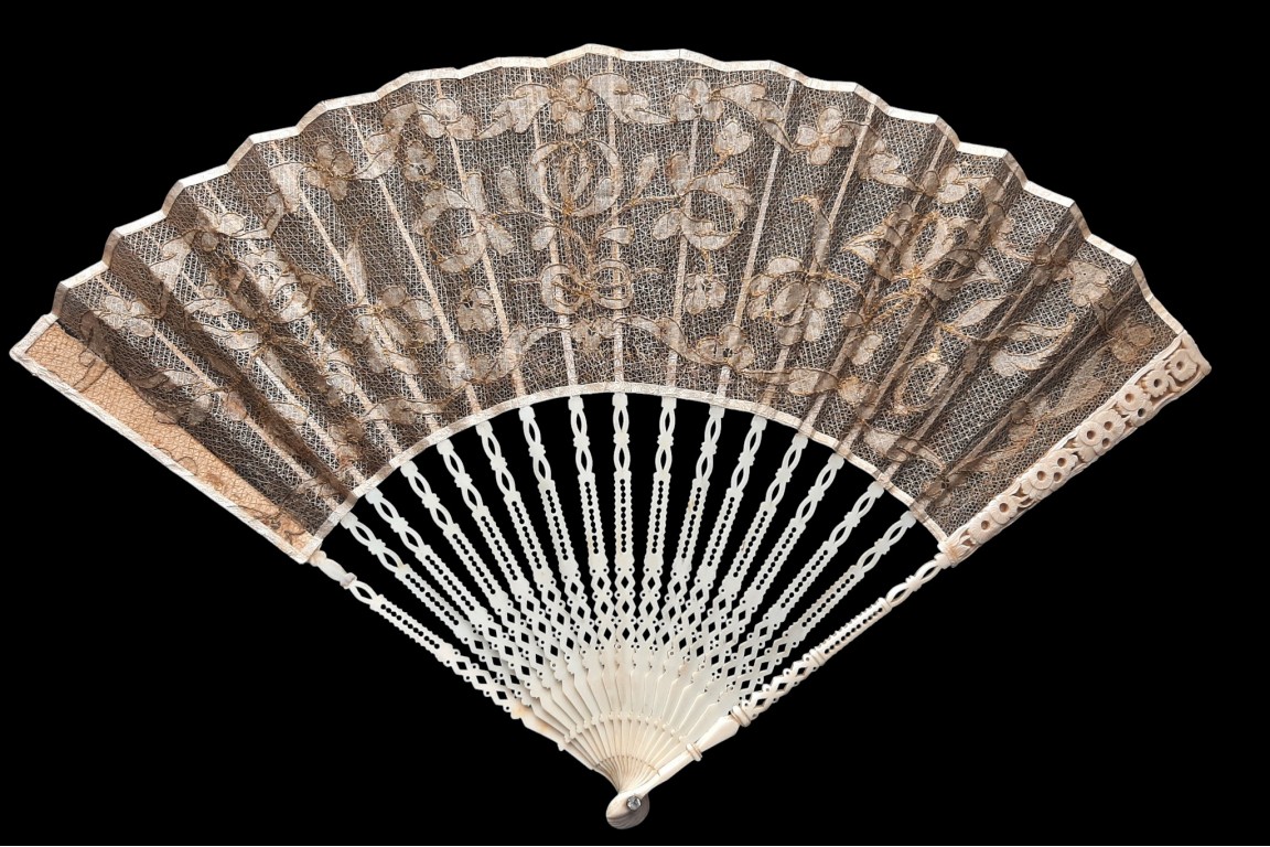 Catgut crème et argent, éventail vers 1750