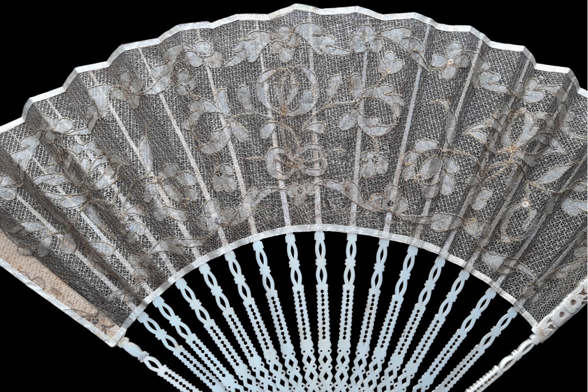 Catgut crème et argent, éventail vers 1750