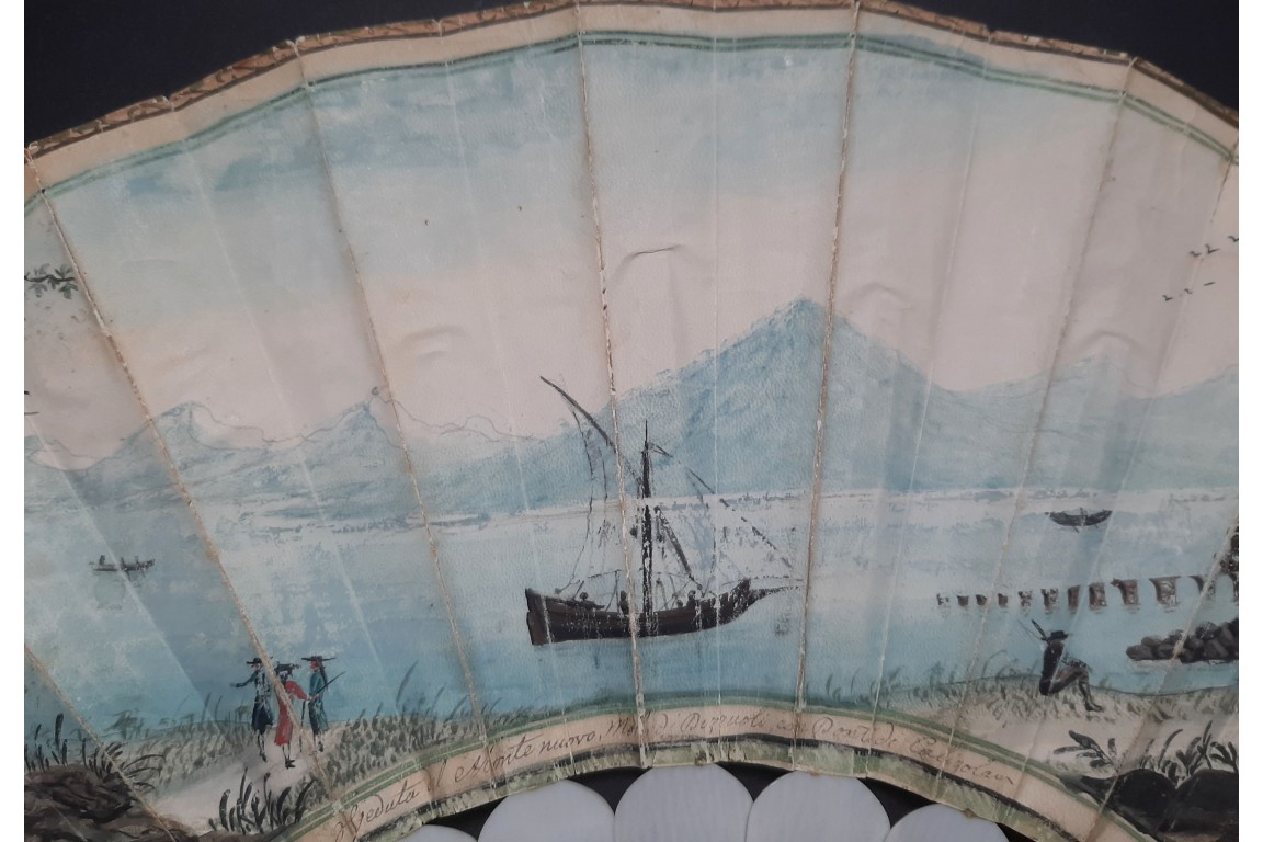 Le monte Nuovo, le pont de Caligula et le Vésuve, éventail souvenir de l'éruption d'Août 1779