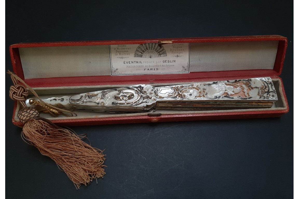 Charmante compagnie, éventail vers 1865
