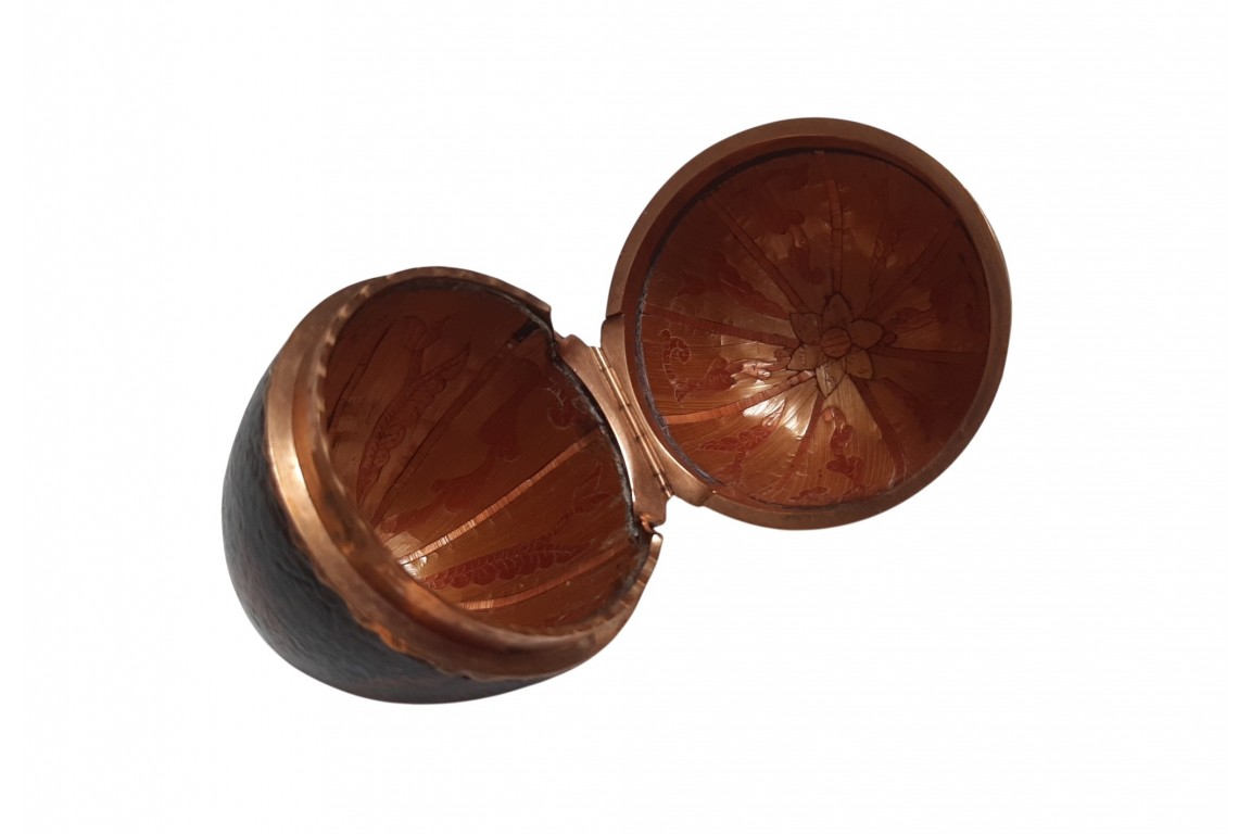Vernis Martin egg, 18th century